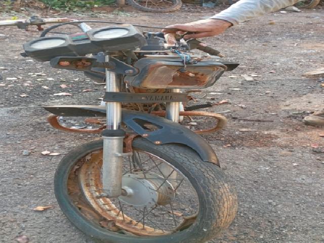 Lote 64 · YAMAHA/RD 135 1999 — sucata
